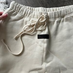 FEAR OF GOD ESSENTIALS SWEATSHORT - EGG SHELL